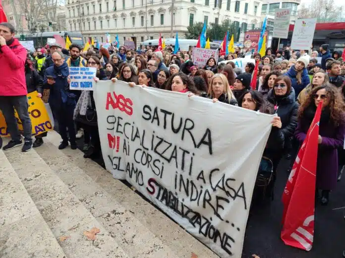 Precari uniti contro INDIRE: tantissimi docenti chiedono al Ministero equità e merito. Parla Azzurra Aiello del SENT