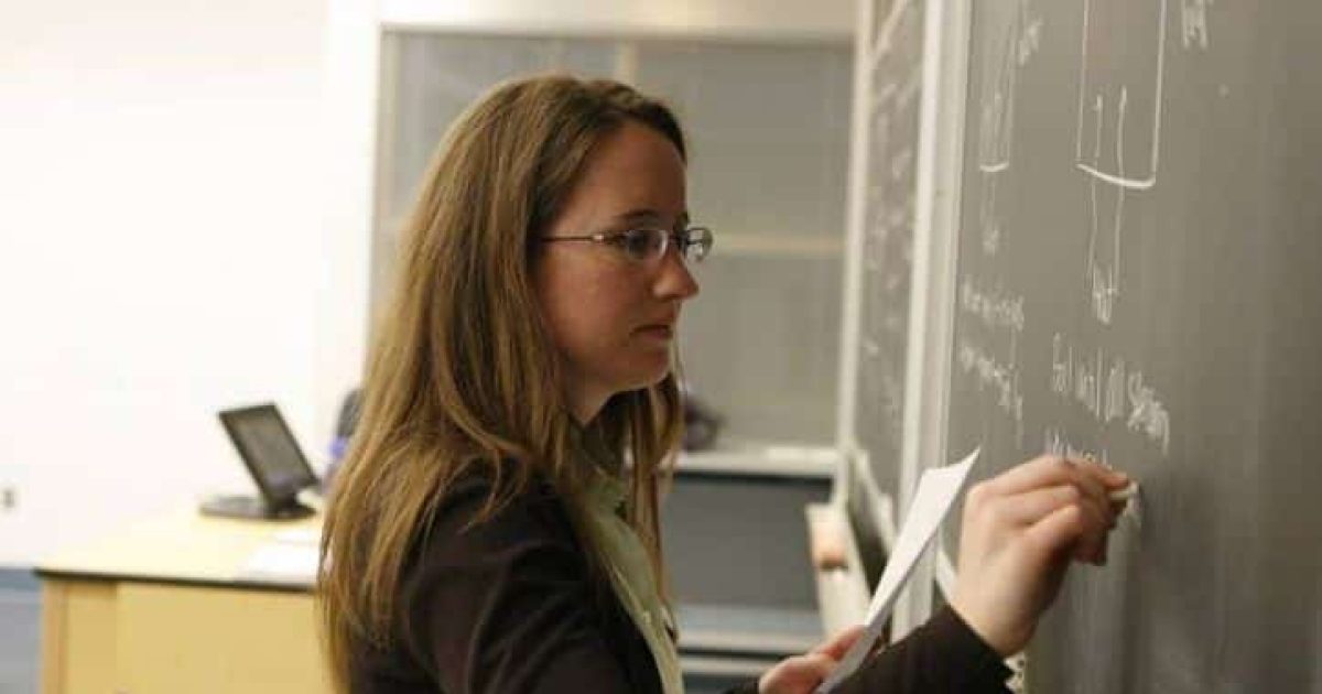 la foto di una docente precaria