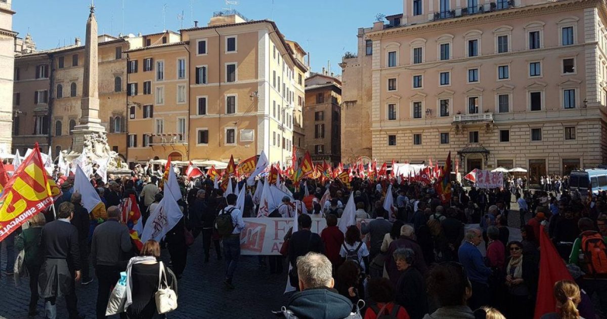 Grande adesione allo sciopero di ieri, è intervenuto anche Emiliano che ha ascoltato le proteste della scuola