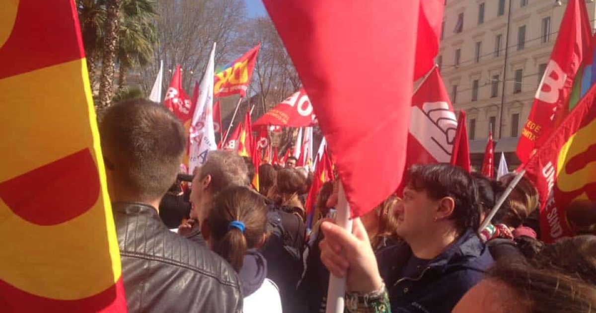 I coordinamenti dei precari hanno manifestato davanti al MIM